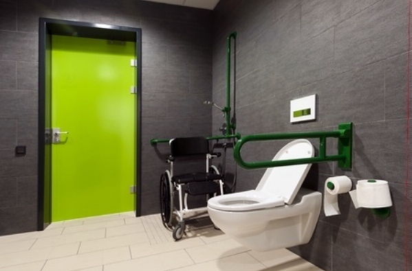 Aangepast Wonen: Aangepaste Badkamer met Douche en Toilet voor Gehandicapten. (Foto 123rf.com op DroomHome.nl)