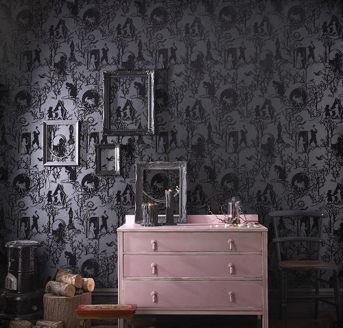 Halloween Decoratie Trends: Spooky Behang! – Griezelig Behang van Graham & Brown Super als Halloween Decoratie van het Huis – Zwart Griezelige Sprookjes Behang  - MEER Halloween … (Foto Graham & Brown Wallpaper Fairy Toile  op DroomHome.nl)