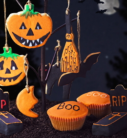 Halloween Eten Decoratie Trends: Spookachtig Lekkere Halloween Party Decoratie van Halloween Snoep, Enge Muffins & Griezelige Halloween Koekjes en Halloween Versiering & Oranje met Zwarte Halloween Kaarsen LEES MEER... (Foto 123rf.com Halloween  op DroomHome.nl)