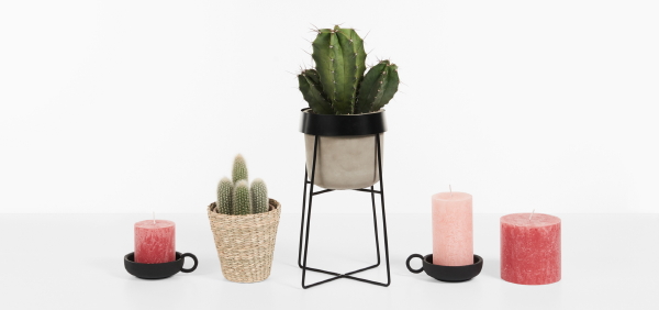 HEMA woonaccessoires lente 2018 – HEMA vazen, kandelaars, plantenstandaard met bloempot en kaarsen in zwart met roze-rood. (Foto HEMA  op DroomHome.nl)