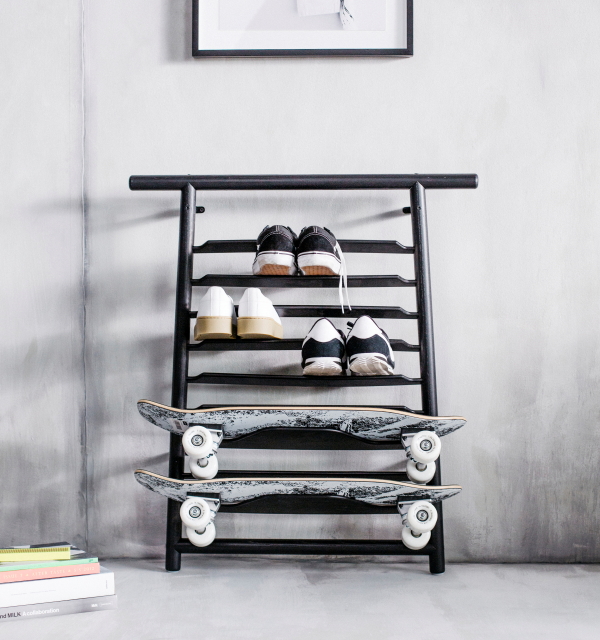 Ikea urban collectie Spanst, design Chris Stamp – Opbergrek voor schoenen en skateboards. (Foto Ikea  op DroomHome.nl)