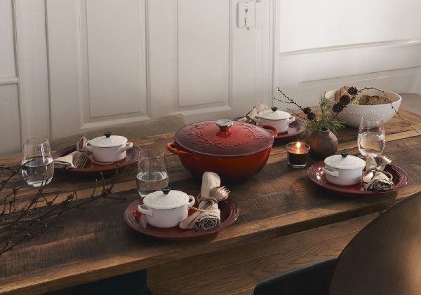 Kerst 2020: Le Creuset Holly pannen, braadpannen en servies (Foto Le Creuset  op DroomHome.nl)