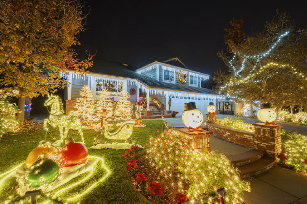 Kerstverlichting voor Binnen & Buiten Tips! Kerst Startpagina voor kerstdecoratie, kerstversiering, Kerstverlichting, Kerstbomen & Top 10 Kerstcadeau's LEES MEER.. (Foto 123rf)