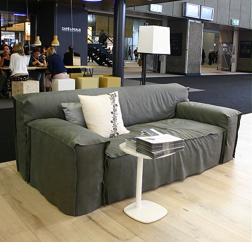 Piet Boon Collectie: Piet Boon Sofa Fedde in Grijs Leer, Piet Boon Side Table Kek met Marmer & Witte Piet Boon Lamp Klaar - MEER Piet Boon... (Foto Woonbeurs Amsterdam  door DroomHome.nl)