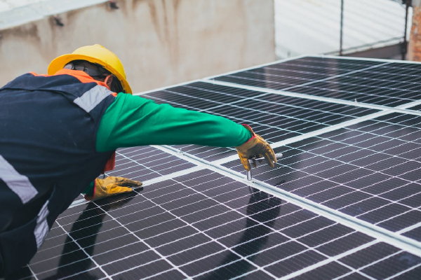 Opbrengst zonnepanelen berekenen (Foto: Los Muertos Crew, Pexels  op DroomHome.nl)