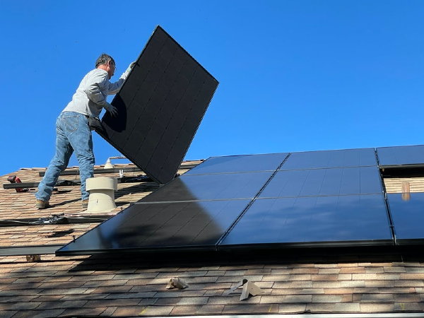 Zonnepanelen plaatsen op je dak (Foto William Mead, Pexels.com  op DroomHome.nl)