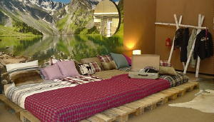 Blokhut Slaapkamer en Chalet Chic Bed Gemaakt van Pallets LEES MEER... (Foto Perscentrum Wonen op DroomHome.nl)