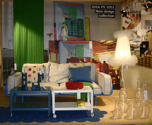 Ikea PS Design 2012 Collectie van Nieuwste Meubels & Woonaccessoires - Ikea Woonkamer met Ikea PS Design 3 Zitsbank, Bijzettafel, Staande Lamp & Gordijnen LEES MEER... (Foto Ikea Huis op Milaan Beurs Salone del Mobile door DroomHome.nl