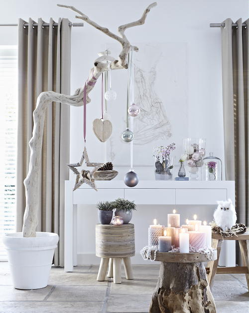 Kerst In Huis Trend 2011 - Kerst Trend Puur - Kerstboom & Kaarsen - LEES MEER.. (Foto Perscentrum Wonen op DroomHome.nl