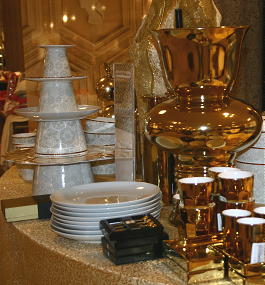 Ontwerper Marcel Wanders Kerst Stapel Serviezen Goud Glamour Kerstaccessoires voor de Bijenkorf DroomHome.nl