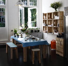 Zelf Kruiden Kweken in de Houten Eettafel met Krukken in de Keuken, van Supergoed uit de Eco Meubel Lijn LEES MEER...(Foto Winkel Buiten Perscentrum Wonen op DroomHome.nl)