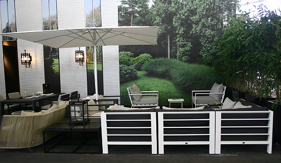 Marcel Wolterinck - Wolterinck's World Club, Woonbeurs Amsterdam 2011 Huis & Tuin Ontwerp - Marcel Wolterinck Ontwerp Borek Parasol & Outdoor Furniture, Wolterinck Collectie Buitenmeubelen Horizon, Modena en Cosenza voor Borek  LEES MEER.. (Foto Marcel Wolterinck's World Club door DroomHome.nl