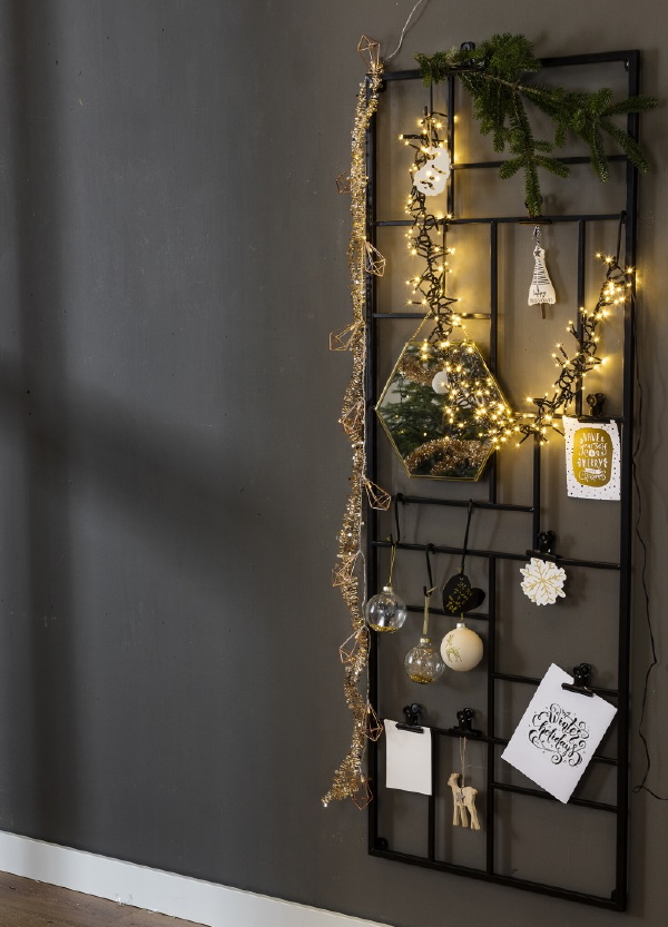 Xenos kerst collectie 2017 – Xenos kerstaccessoires als wandrek, kerstlichtjes, kersthangers, notes en kerstkaarten. (Foto Xenos  op DroomHome.nl)