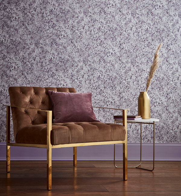 Metallic behang van Graham & Brown – Wallpaper Botany Plum (Foto Graham & Brown  op DroomHome.nl)