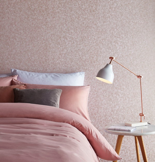 Metallic behang van Graham & Brown – Wallpaper Trinity Rose Gold (Foto Graham & Brown  op DroomHome.nl)