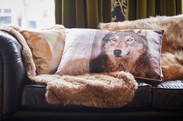 Riverdale kerst collectie 2017 – Fluffy Riverdale plaids en mooie kussens met veren en wolf afbeeldingen in winter kleuren (Foto Riverdale  op DroomHome.nl)