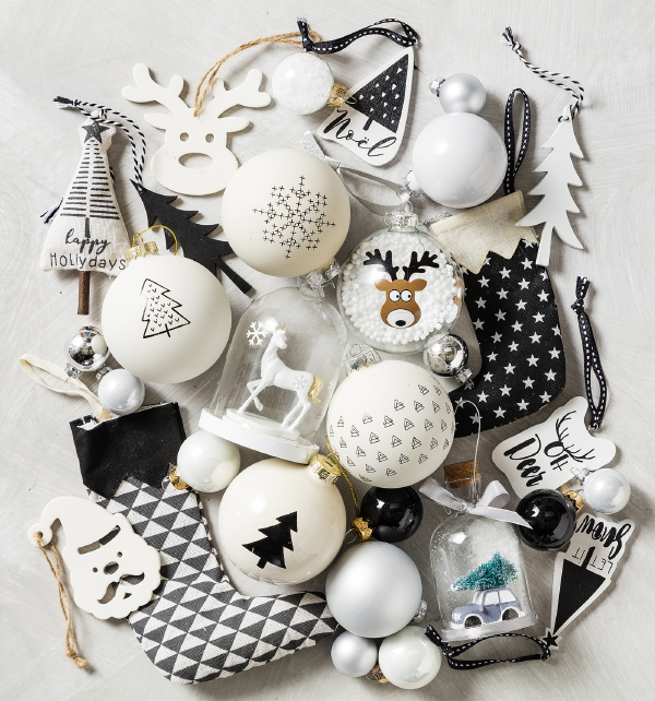 Xenos kerst collectie 2017 – Xenos kersttrend Scandi Design Zwart & Wit – Scandinavische look kerstballen en kersthangers in zwart en wit combinatie. (Foto Xenos  op DroomHome.nl)