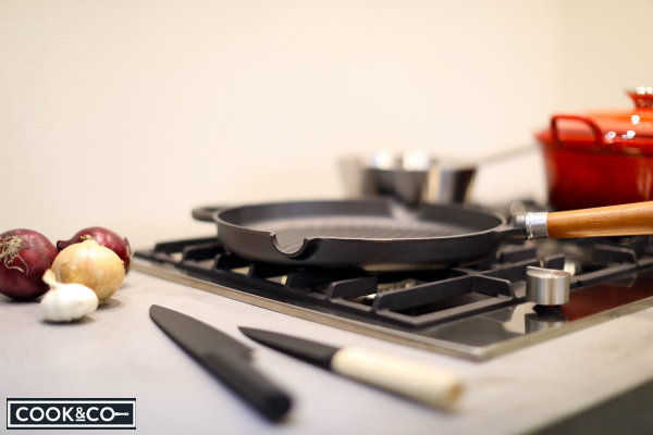 Pronkstukken op het fornuis – Le Creuset Faitout braadpan en Ronneby Bruk Maestro grillpan. (Foto Cook&Co  op DroomHome.nl)