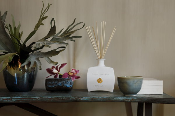 Rituals Home in de badkamer – Rituals geurstokjes, fragrance sticks Cardamon (Foto Rituals  op DroomHome.nl)