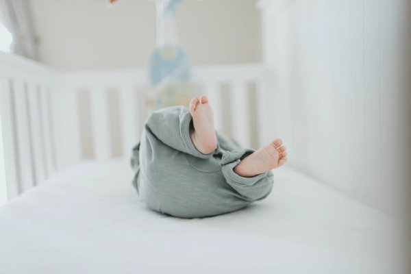 Babykamer inrichten tips met raamdecoratie, kleuren, prints en meubels (Foto Leah Kelley, Pexels.com  op DroomHome.nl)