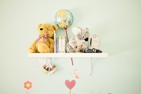 Ideale tips voor de babykamer – Opbergmogelijkheden: wandplanken, babyspullen trolley (Foto Pixabay.com, KathrinPie  op DroomHome.nl)