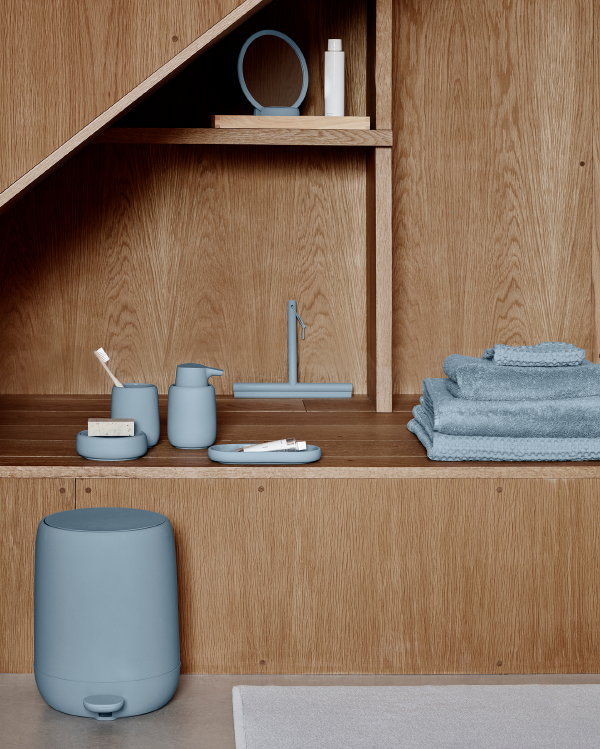 Blauwe badkameraccessoires – Matte Sono badkamer accessoires en handdoeken en badmatten van Blomus (Foto Blomus  op DroomHome.nl)