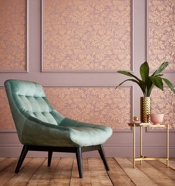 Graham & Brown behang, design Barbara Hulanicki – behang Forest Spiced Mulberry. (Foto Graham & Brown wallpaper  op DroomHome.nl)