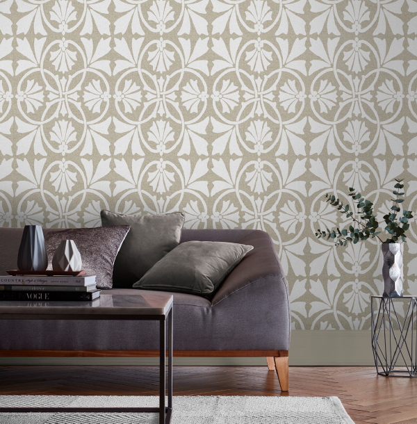 Graham & Brown behang, design Barbara Hulanicki – behang Thrones Chalk Taupe. (Foto Graham & Brown wallpaper  op DroomHome.nl)