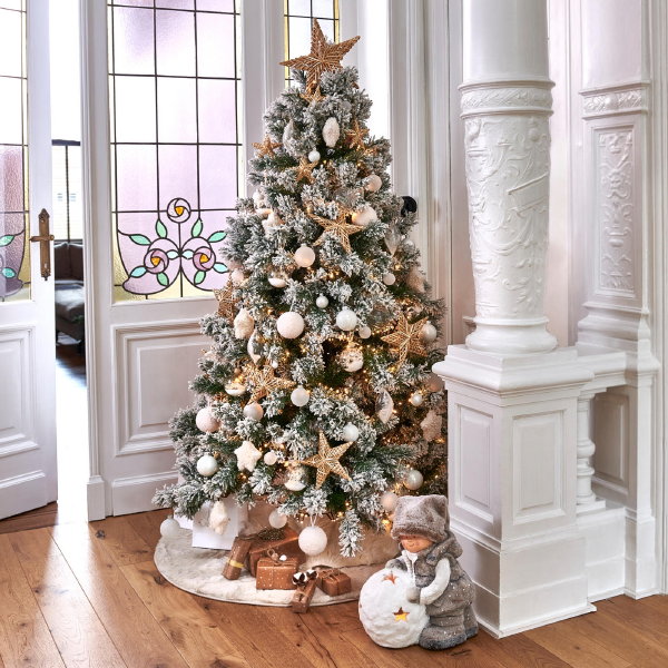 CASA kersttrends 2021: CASA kerstboom met witte kerstballen (Foto CASA Home  op DroomHome.nl)