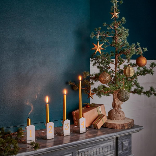 Zachte kersttrend 2021: CASA kerstdecoratie met herfstachtige kerstkleuren kerstballen en kandelaars met kaarsen (Foto CASA Home  op DroomHome.nl)