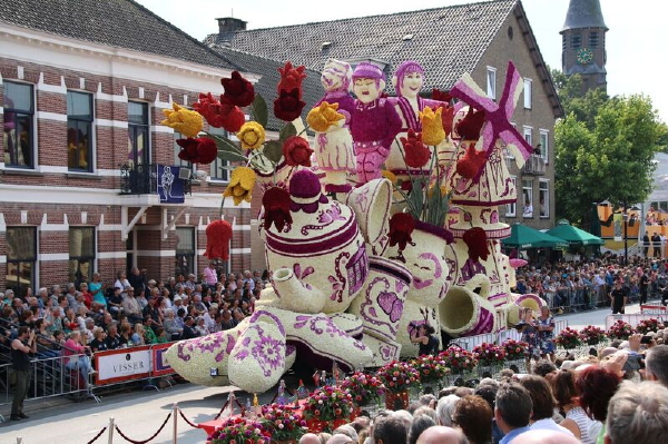 Corso Zundert 2024 – Grootste bloemencorso ter wereld – Delfts roze  (Foto Erwin Martens, Corso Zundert  op DroomHome.nl)