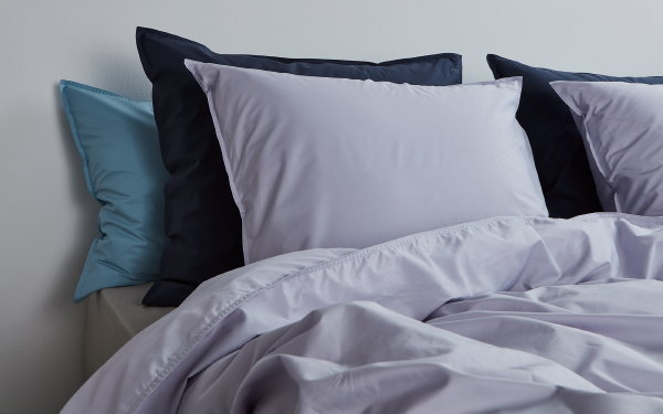 SUITE702 dekbedovertrek duvet: lilac grey, grijs lila – SUITE702 dekbedovertrekken, hoeslakens en kussenslopen in poeder kleuren (Foto SUITE702  op DroomHome.nl)