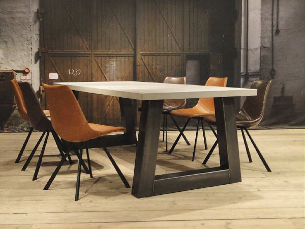 Eettafel – Betontafel Pontedra met trapeze poot (Foto Robuustetafels.nl  op DroomHome.nl)