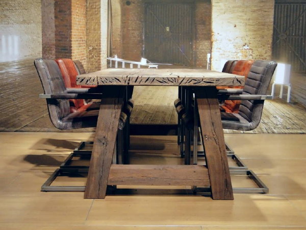 Eettafel – Eiken eettafel Paysan met houten poten (Foto Robuustetafels.nl  op DroomHome.nl)