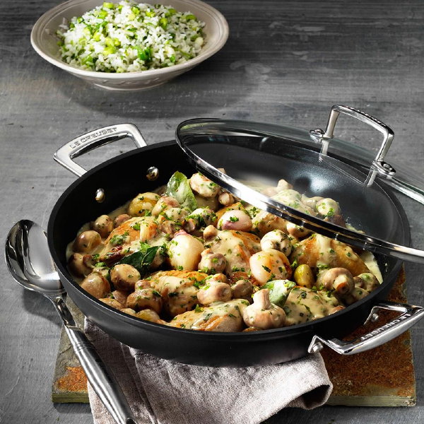 Favoriete pan: Le Creuset hapjespan – Le Creuset Les Forgées sauteerpan inductie, gas, elektrisch, keramisch, halogeen en oven (Foto Le Creuset  op DroomHome.nl)