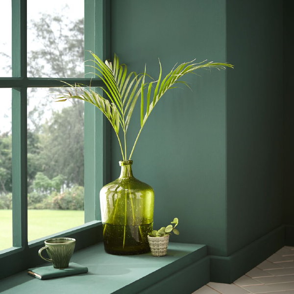 Graham & Brown kleur trend 2020: Adeline – fles groen kleur verf (Foto Graham & Brown  op DroomHome.nl)