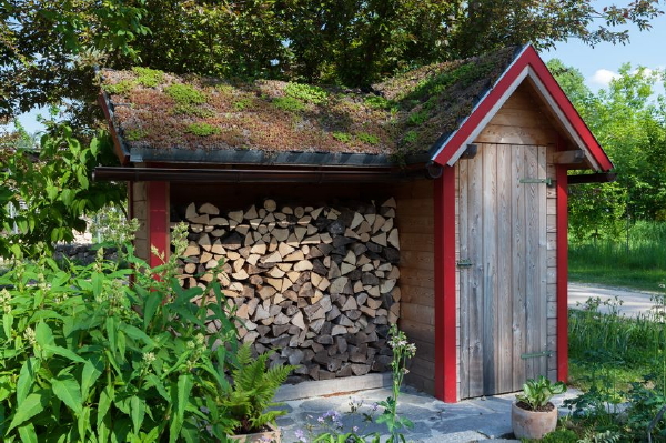 Bouw je eigen haardhoutopslag van vurenhout tips (Foto 123rf.com  op DroomHome.nl)