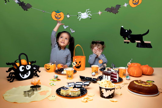 Hema Halloween 2019 vieren met griezelige Halloween slingers en verkleedkleren, Hema Halloween taart / tompouces met papieren bordjes, bakjes (Foto HEMA  op DroomHome.nl)