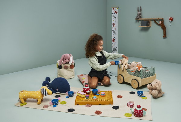 HEMA woonaccessoires herfst 2020 collectie voor de kinderkamer: HEMA spoelgoed, speelkleed en opbergmand (Foto HEMA  op DroomHome.nl)