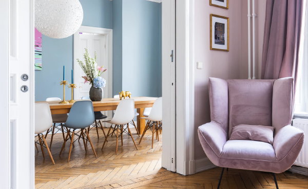 Interieur inspiratie: Kleurrijke woonkamer en eetkamer, foto op canvas (Foto Pickawood, Unsplash.com  op DroomHome.nl)