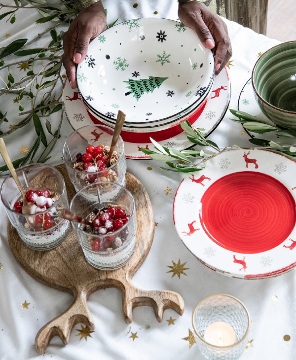 Kersttrends 2021 Intratuin – Klassiek Intratuin kerstservies in wit, groen en rood, kersttafelkleed en rendier snijplank. (Foto Intratuin  op DroomHome.nl)