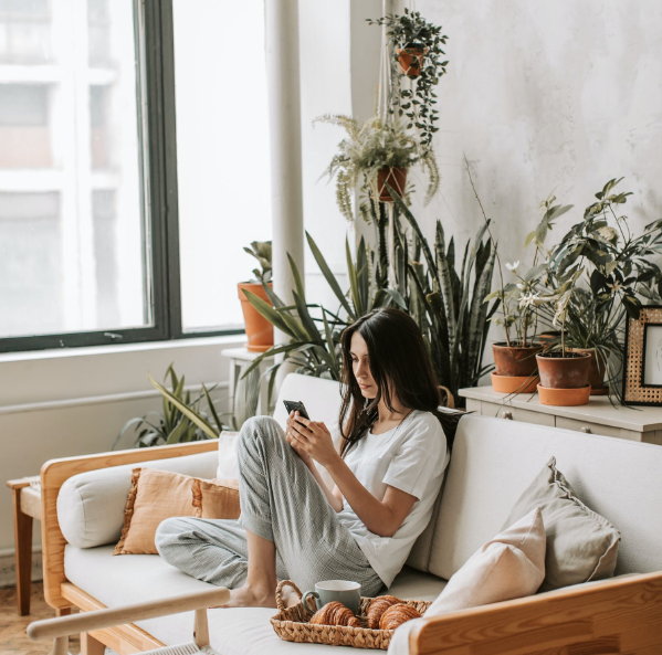 Gezellige woonkamer met kamerplanten (Foto Vlada Karpovich, Pexels.com  op DroomHome.nl)