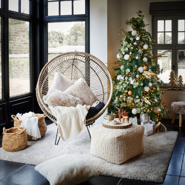 Casa kerst 2020 trend Aspen – Witte kerstversiering, kussen en andere kerstdecoratie met natuurlijke materialen (Foto CASA  op DroomHome.nl)