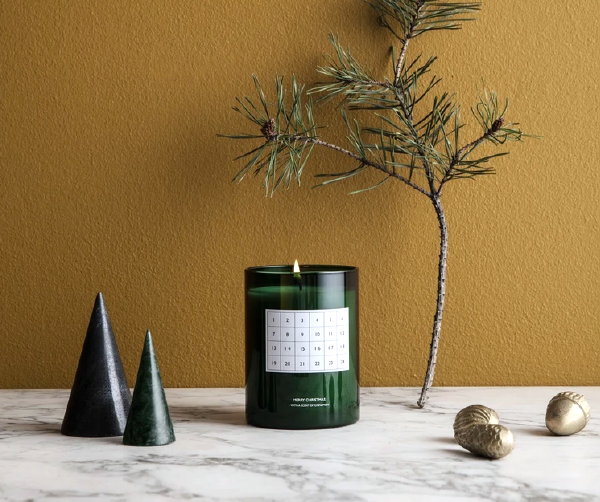 Ferm Living kerst 2020 collectie – Heerlijke adventskaars in een modern jasje - geurkaars (Foto Ferm Living  op DroomHome.nl)