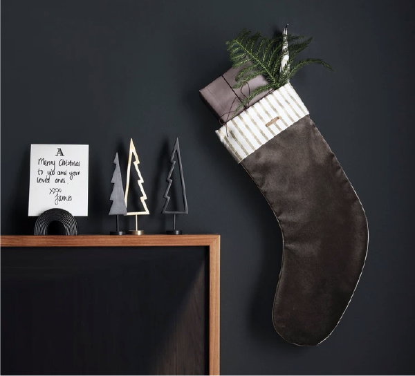 Ferm Living kerst 2020 collectie – Fluwelen kerstsokken en kerstdecoratie (Foto Ferm Living  op DroomHome.nl)