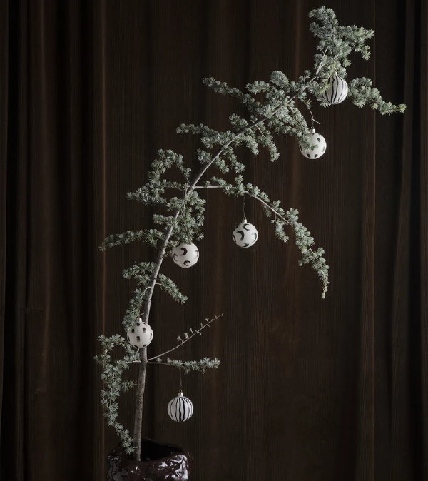 Ferm Living kerst 2020 collectie – Prachtige handbeschilderde glazen kerstballen in de kerstboom en kersttakken (Foto Ferm Living  op DroomHome.nl)