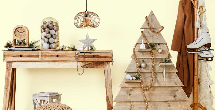 6 Kersttrends 2020: Cosy Weekends met kerstkleuren goud, wit, hout, groene kerstballen, woonaccessoires, kussens, plaids en kerstversiering (Foto Bol.com  op DroomHome.nl)