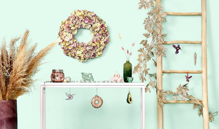 6 Kersttrends 2020: Pastel meets nature met kerstkleuren wit, roze, groen kerstballen, droogbloemen, woonaccessoires en kerstversiering (Foto Bol.com  op DroomHome.nl)