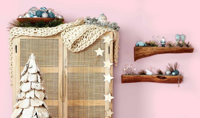 6 Kersttrends 2020: Warm Winter met kerstkleuren wit, blauw, zilver kerstballen, alternatieve kerstboom, woonaccessoires en kerstversiering (Foto Bol.com  op DroomHome.nl)