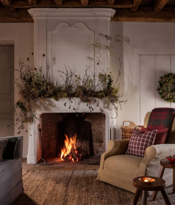 Zara Home kerst 2020 – Kersttakken, kussens, plaids, kaarsen en kandelaars in de woonkamer (Foto Zara Home  op DroomHome.nl)